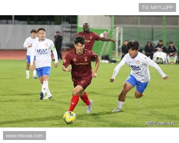 足球巨星亲临草根野球场点燃年轻梦想与激情对决